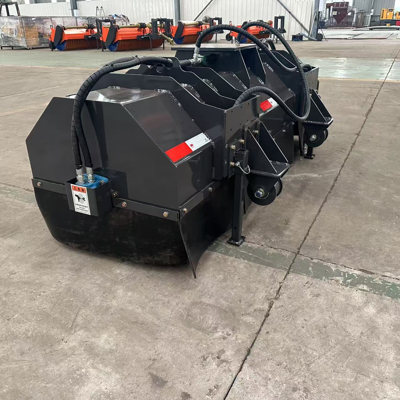 挖掘机加装铁道扫路机清理铁路轨道上的石子垃圾铁道清扫机