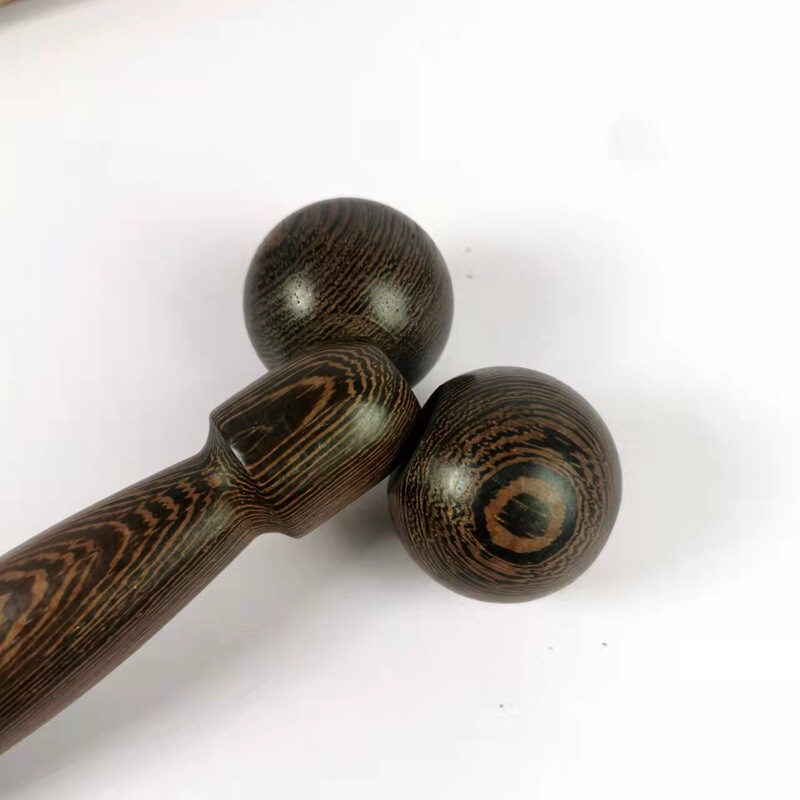 鶏の羽の木のマッサージ器のスプリングは双球をたたきます。|undefined