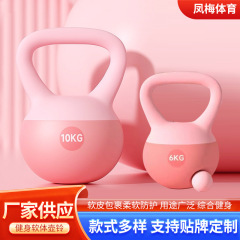 ソフトケトルベルさんは家庭用フィットネス器材でお尻を上げた男性運動を練習しています。