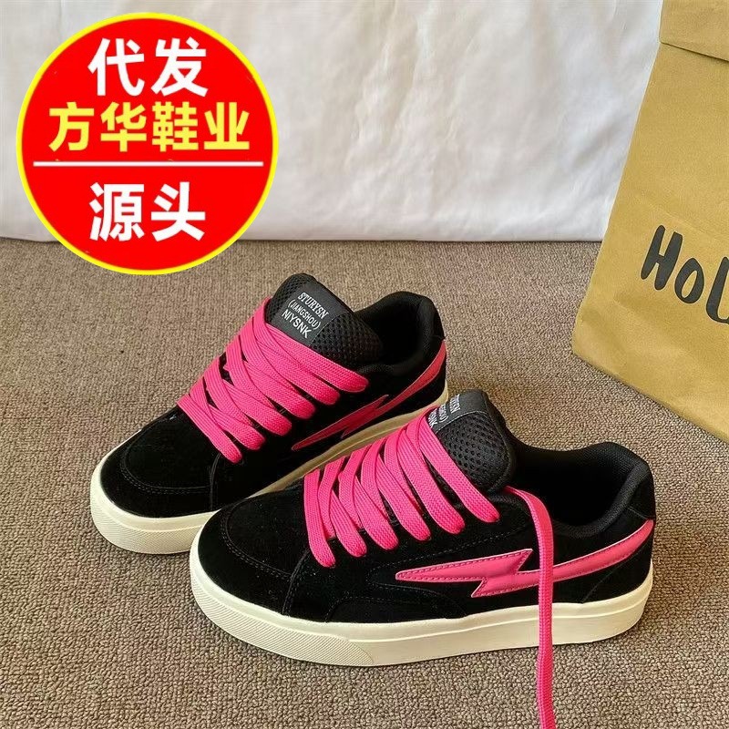 2026 primavera nuevo estilo callejero transpirable y cómodo estilo retro zapatos de skate zapatos blancos pequeños zapatos deportivos casuales para estudiantes