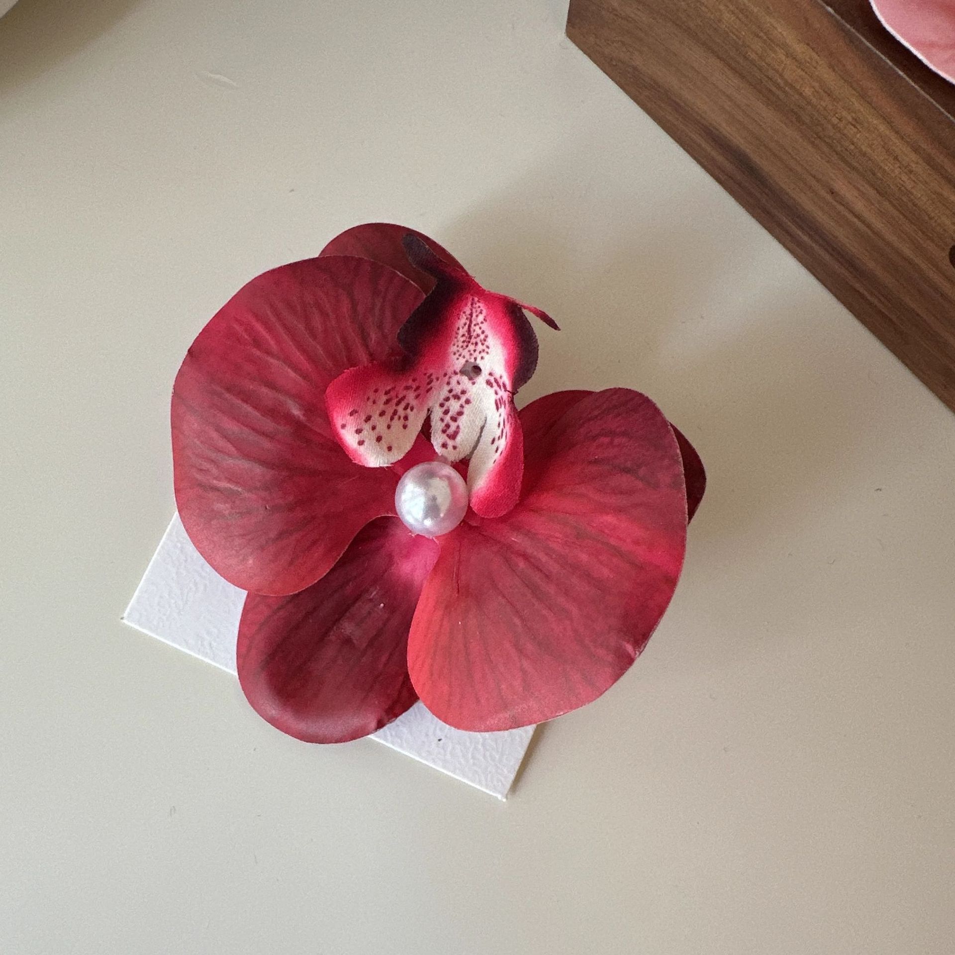 Chica caliente con flores naranjas orquídeas mariposa clips de cabello vacaciones fotos atmósfera clips de cabello