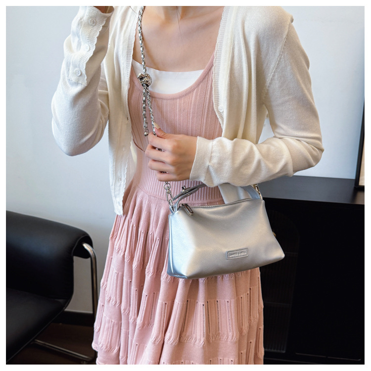 A stylish and elegant hand-held small square bag for women in the summer of 2025, featuring an Instagram-chic and high-end single-shoulder crossbody women's bag undefined