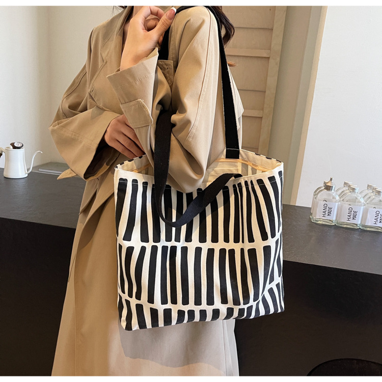 Femmes Grande Toile Bloc De Couleur Vêtement De Rue Carré Ouvert Sac D'Épaule display picture 1