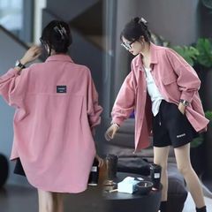 ファッションカジュアルの中の長いシャツのコートの女性の春と秋の新型の外はゆったりしていて痩せている長袖のカーディガンの上着のファッションを現します。