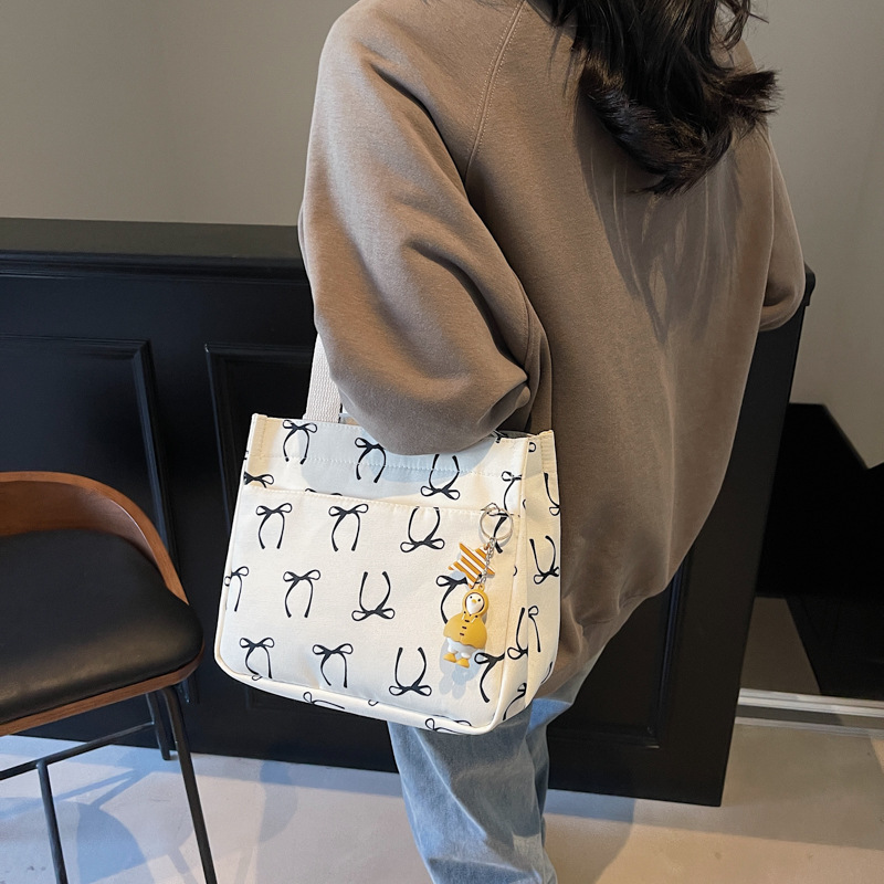 Wholesale fashion bento bag new daily lightweight handbag Korean version high-quality travel and business versatile handbag
