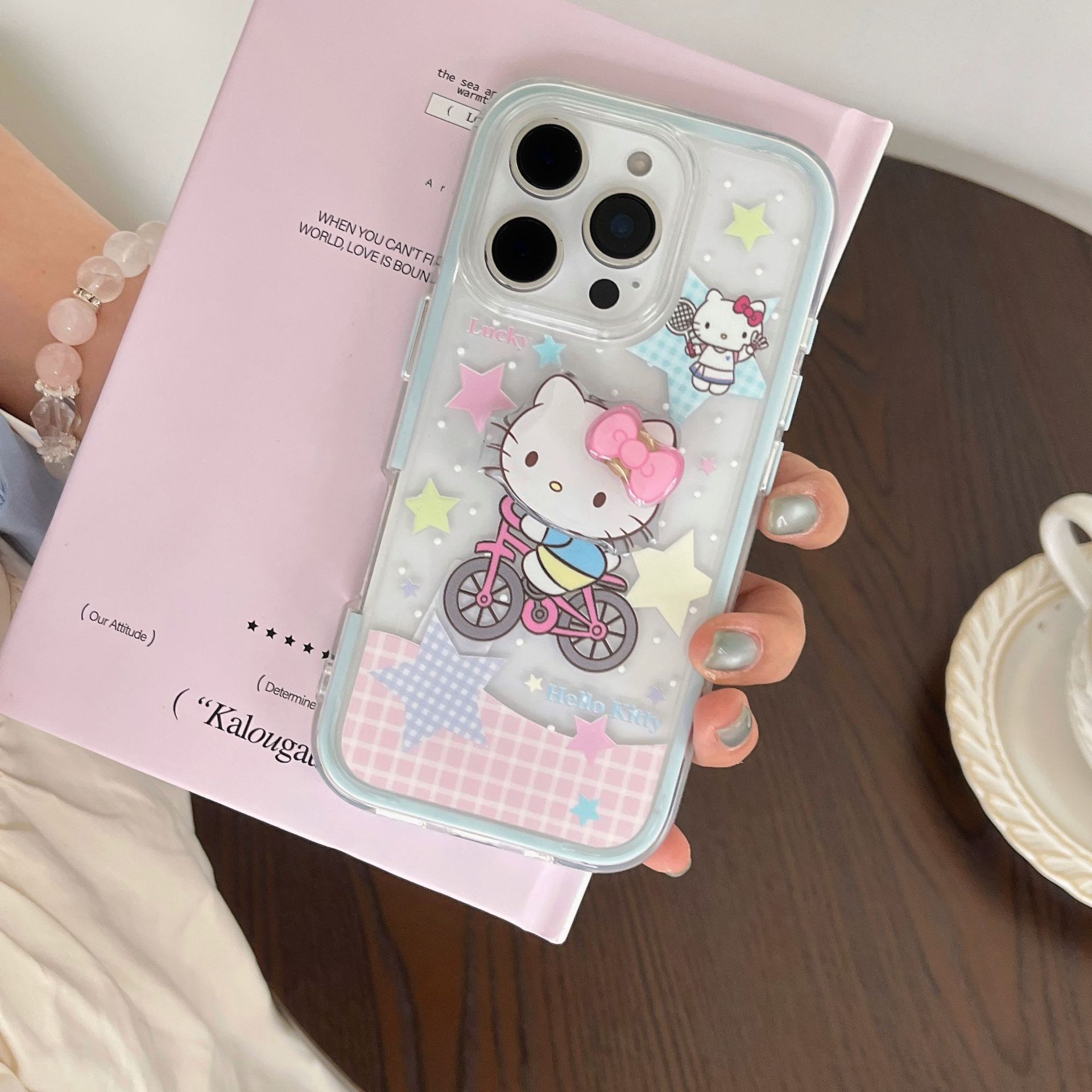 Lindo paseo en bicicleta de dibujos animados KT gato para Apple 15/16 funda para teléfono móvil 14ProMax dos en uno 16Pro femenino 16PM