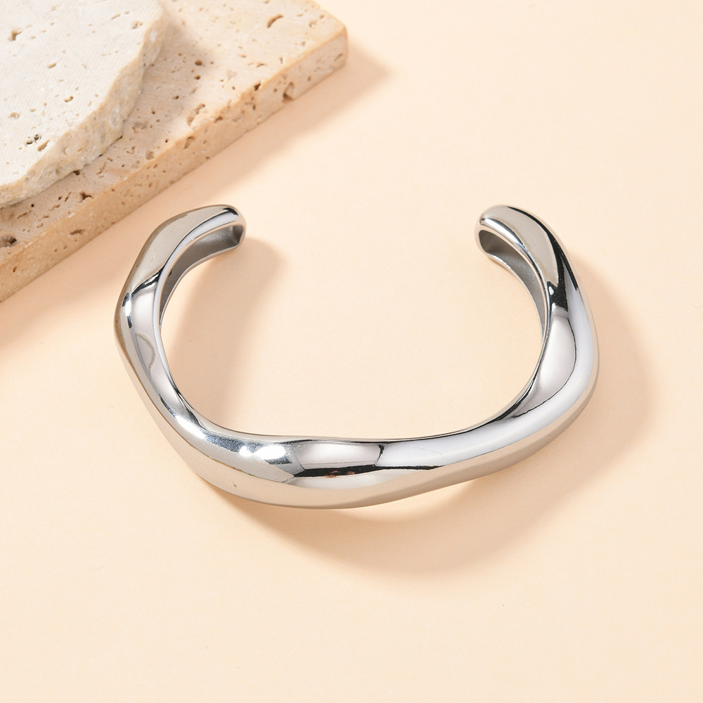 Europa y los Estados Unidos acero inoxidable transfronterizo joyas de fundición irregular ondas brillante brazalete exagerado personalidad abertura brazalete al por mayor