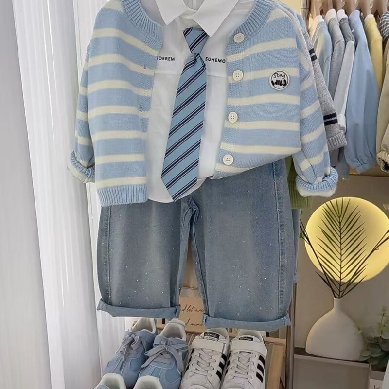 New stylish sweater and cardigan set for boys and girls, featuring a knitted striped cardigan and denim pants – a trendy and cool three-piece outfit