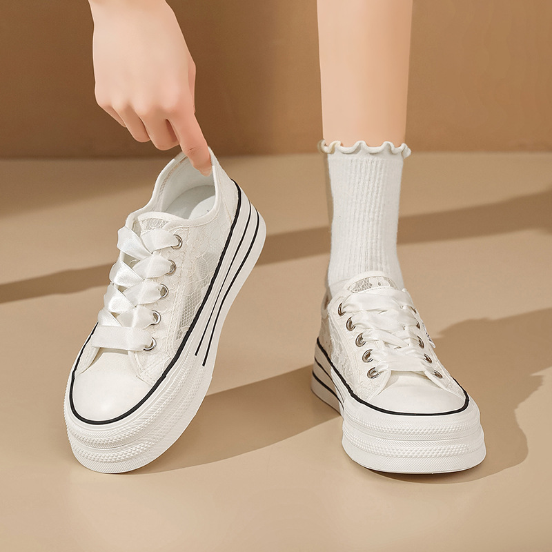Zapatos de lona de malla de encaje de Augu Shi Deng mujeres verano 2024 nuevos zapatos blancos con suela gruesa zapatos de skate casuales
