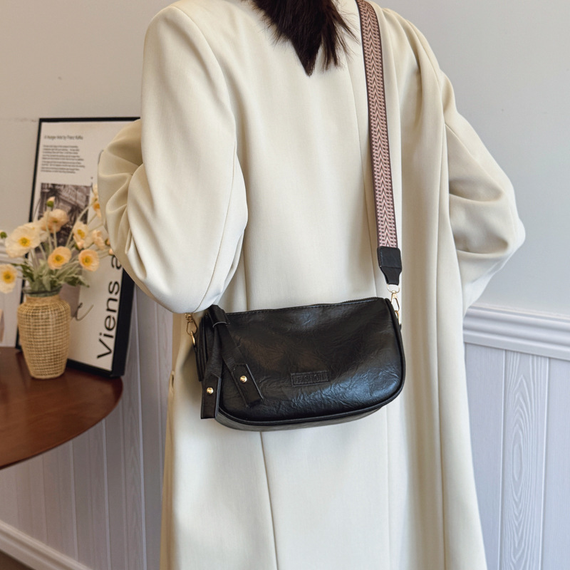 Versatile Women's Shoulder Bag With Wide Strap For Summer Season_voghion.com