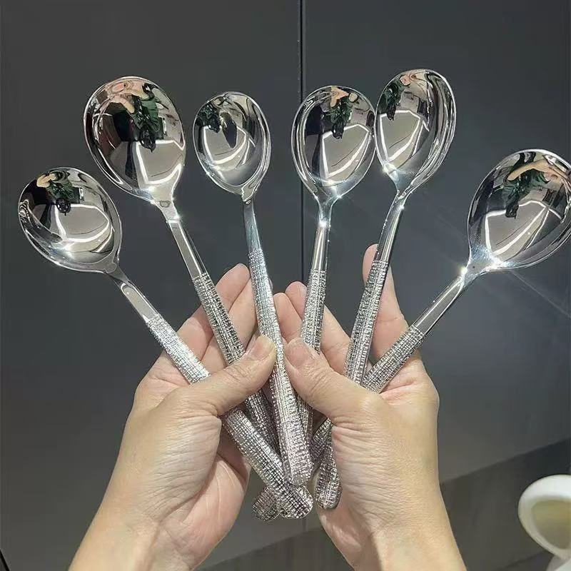 Cuchara de sopa martillada en acero inoxidable estilo coreano_voghion.com