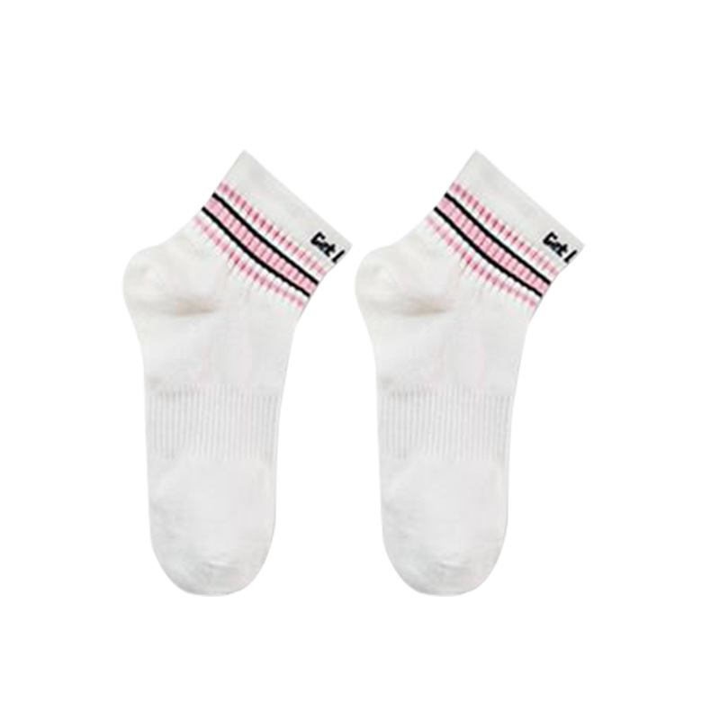 분홍색 줄무늬가 있는 짧은 흰색 양말