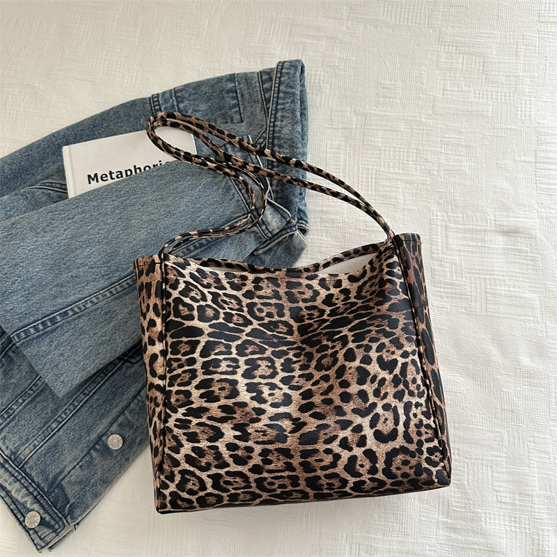 Otoño y invierno de Hong Kong viento de gran capacidad bolso de mano leopardo bolso de mujer bolso medioambiental ocio de moda universal bolso de hombro