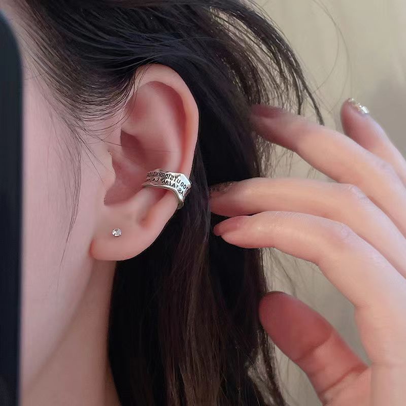 Graffiti, aguacate de plata, letras verdes, borde ondulado, clip de hueso de la oreja, mujer sin orejas, sensación de alto nivel, viento frío, personalidad de nicho, mujer