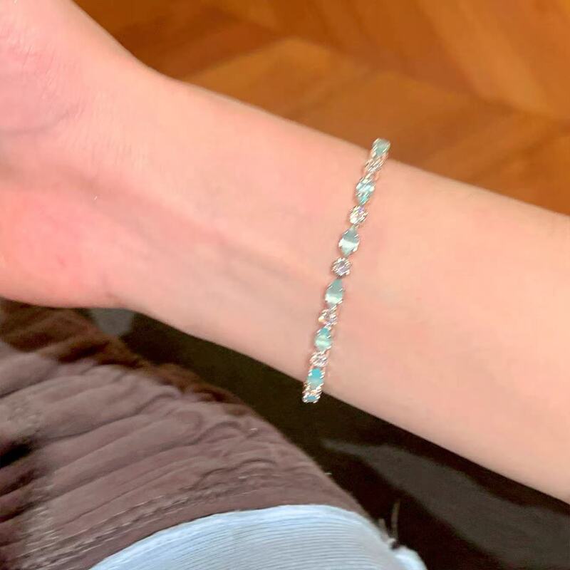 Korean-style ice-transparent blue small square diamond and pebble bracelet, cool and vintage, sweet and elegant, versatile and attractive, suitable for students Korean-style ice-transparent blue small square diamond and pebble bracelet, cool and vintage, sweet and elegant, versatile and attractive, suitable for students