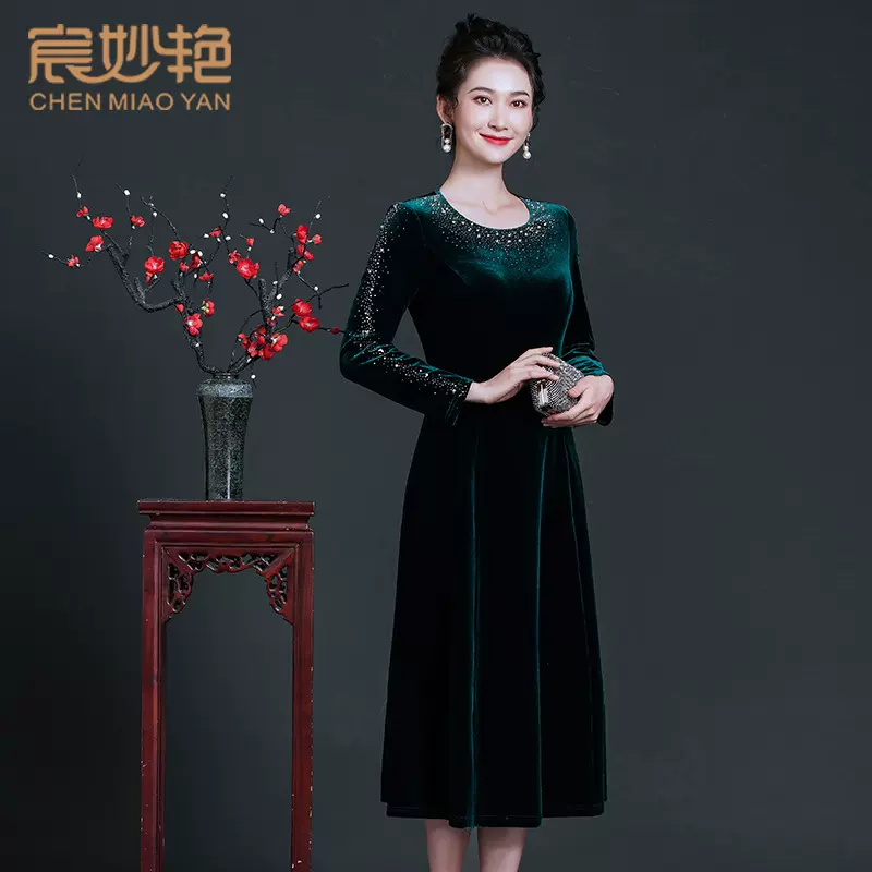 2025春秋新款妈妈装金丝绒连衣裙中老年女装中长款大摆裙批发代发