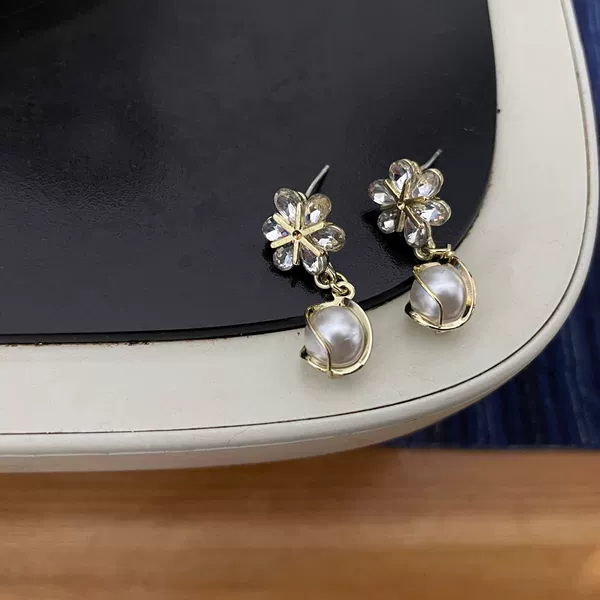 Six petals white pearls
