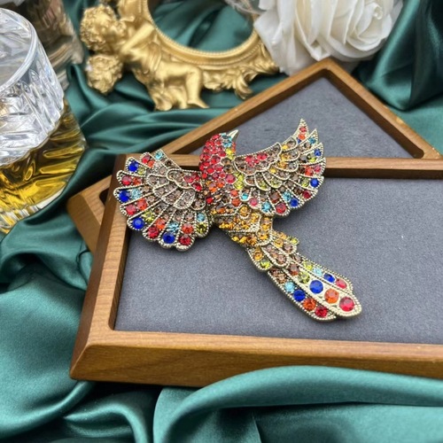 Diamond-encrusted vintage bird brooch, bird pin, hummingbird, large corsage, animal style, exaggerated European and American clothing accessories