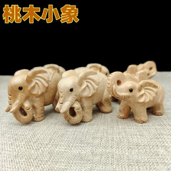 現品は木の彫刻の小さい象の手を推薦して家の机を遊んで工芸品の桃木の象の置物を並べます。