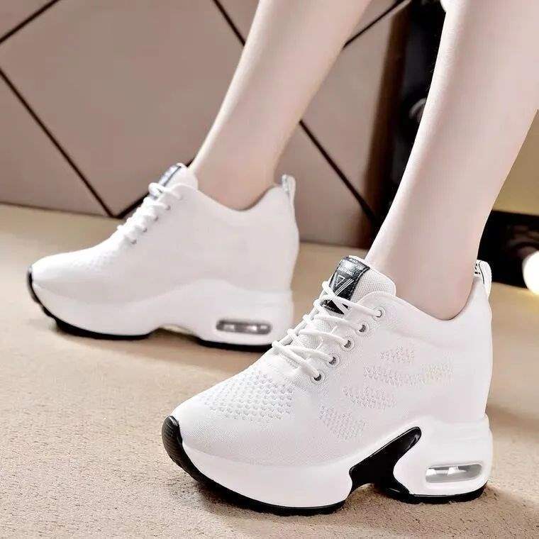 Zapatos blancos de suela gruesa interior para mujer 2025 nuevo estilo coreano de malla voladora salvaje transpirable zapatos deportivos casuales para niños