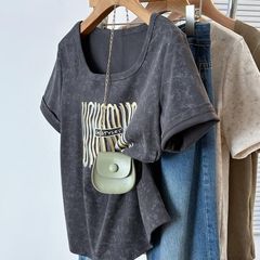 四角い襟の上着の女性の大きいサイズの婦人服の肩はやせてお腹を隠します。
