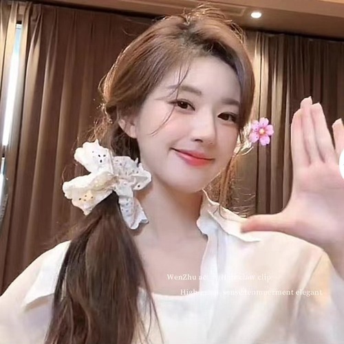 Celebrity-style headband for women: White large hair ties, princess-inspired headwear, back-of-head buns, and ponytail holders