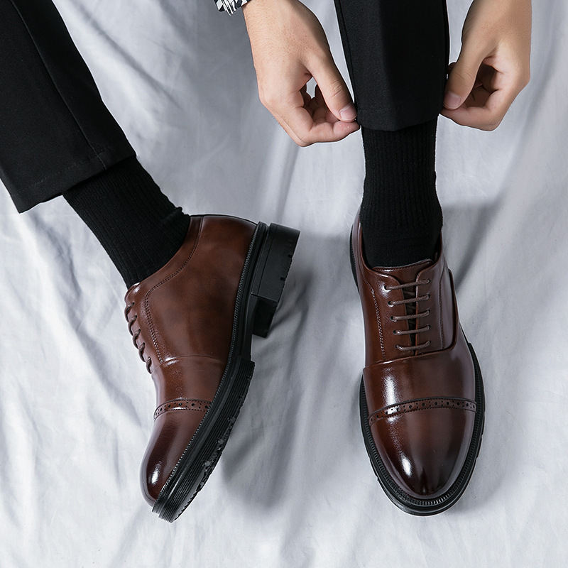 2024 zapatos de cuero brillantes zapatos de hombre estilo inglés de negocios zapatos de trabajo casuales versátiles casados zapatos de hombre