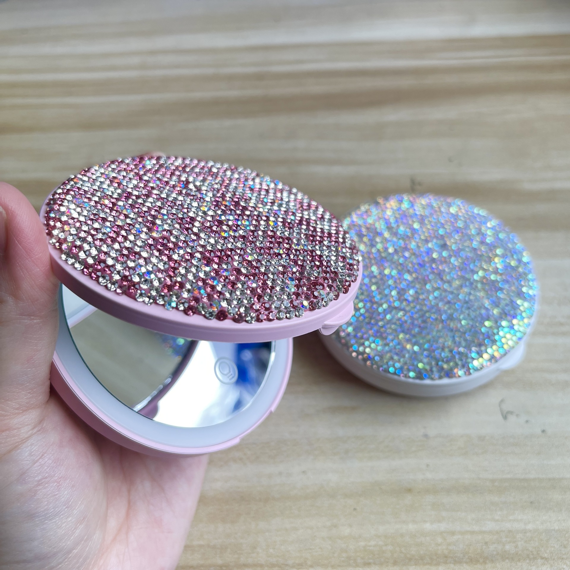 Handheld small mirror with light