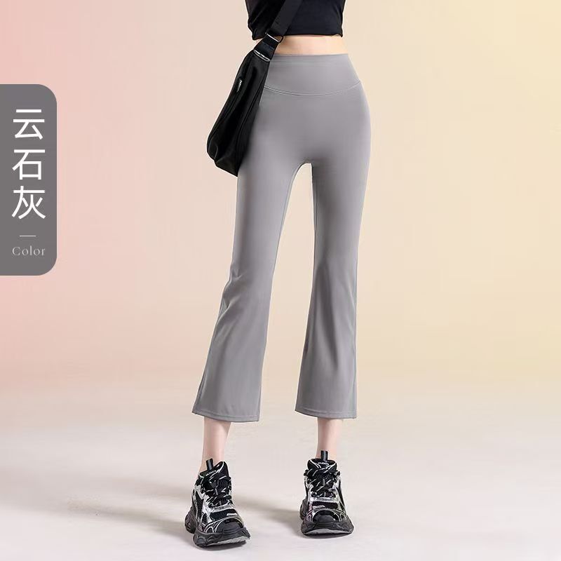 秋の新作、ハイウエストで細見え、ヒップアップ効果のある、微フレアのスモールパンツ。外でも着られる、バービーヨガパンツのような8分丈のレギンス。|undefined