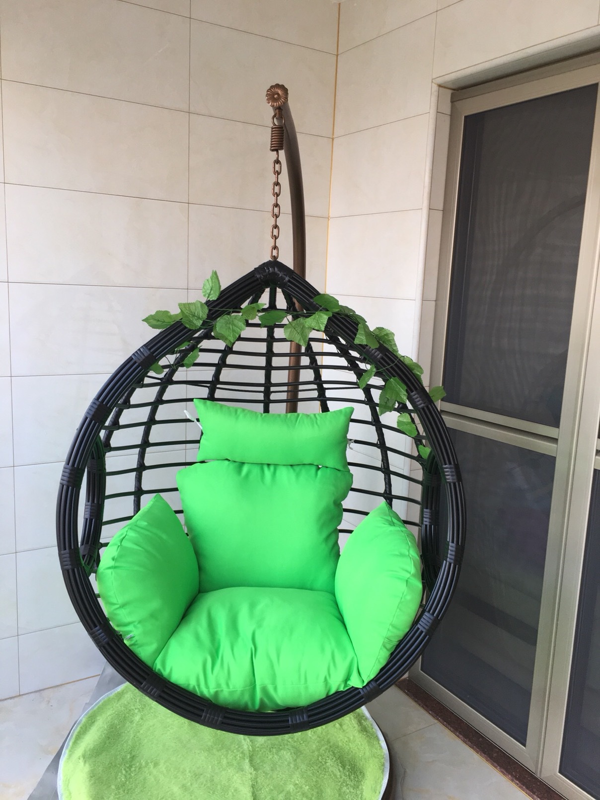 쿠션 + 카펫이있는 싱글 팔걸이 검은 두꺼운 지원