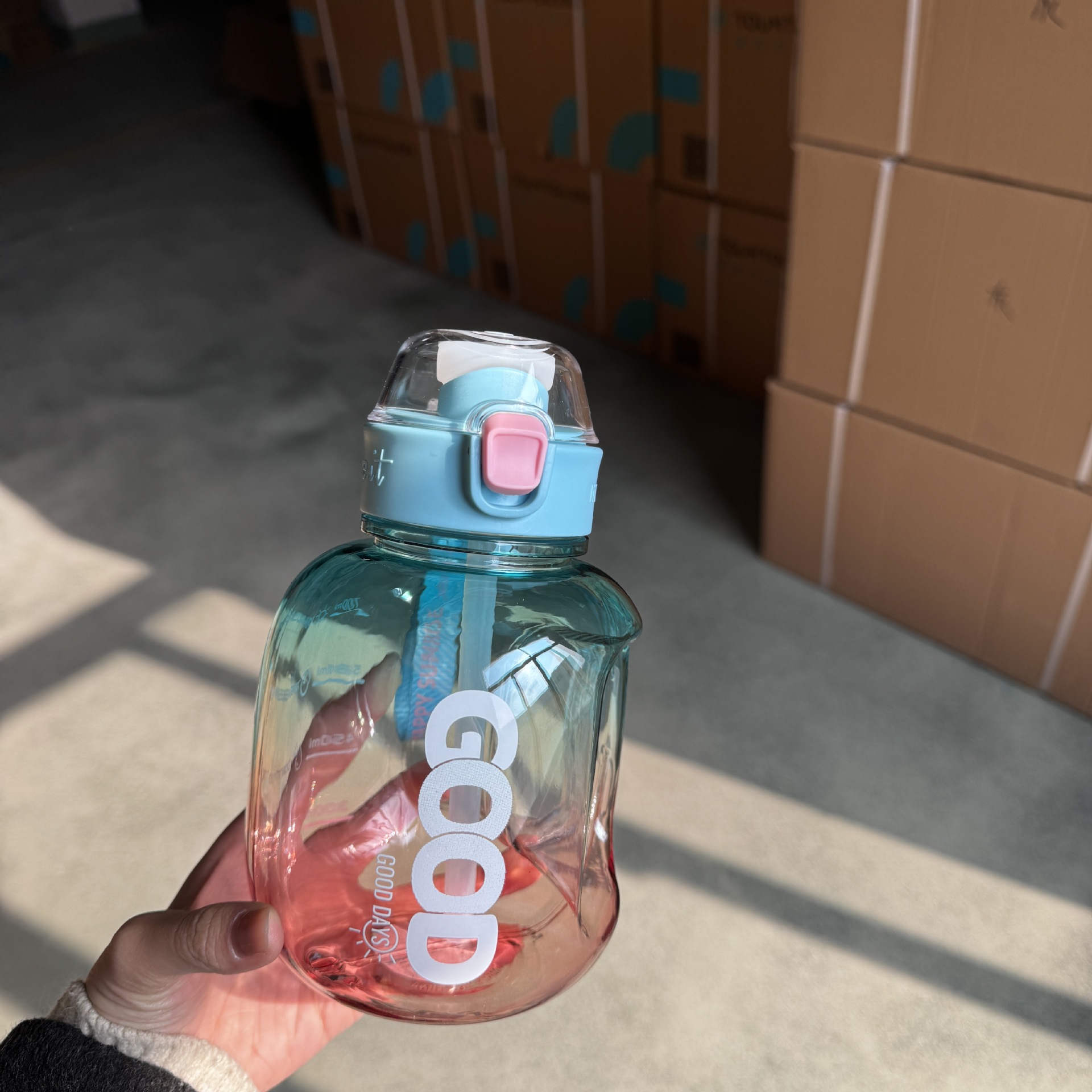 Botellas de agua personalizadas de gran capacidad para estudiantes masculinos y femeninos, botellas de agua para fitness al aire libre, vasos de agua de plástico resistentes a altas temperaturas, fabricante de vasos elegantes de gran capacidad.