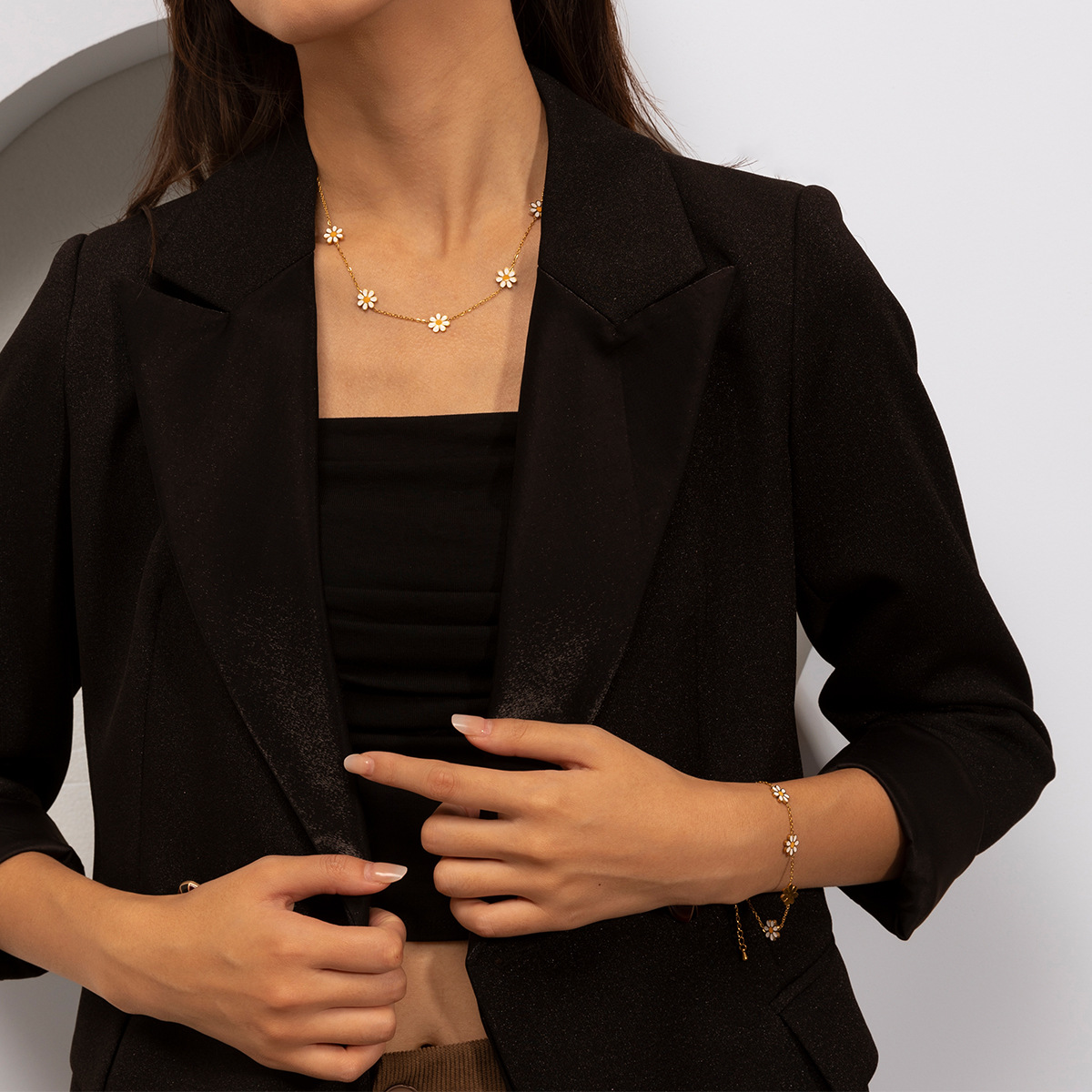 TENA Europa y los Estados Unidos collar de acero inoxidable lujo ligero nicho de margarita universal colgante perno conjunto de joyería venta caliente transfronteriza