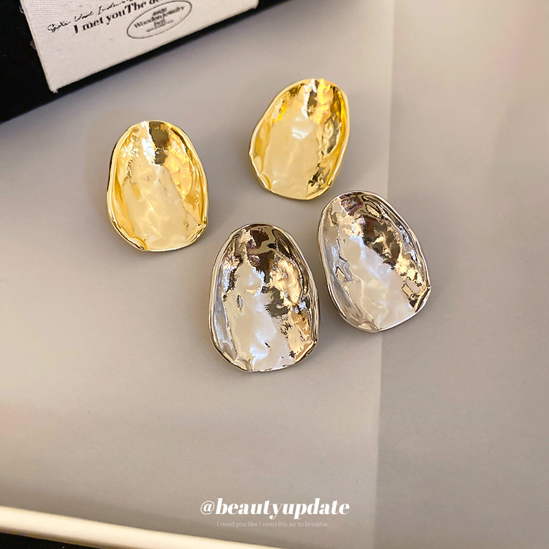 Pendientes de metal irregulares con diseño transfronterizo de aguja de plata Pendientes de moda de nicho de alta gama Pendientes de lujo ligero para mujer