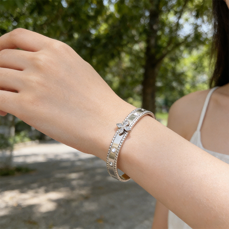 Brazalete de acero inoxidable de cuatro hojas de flores de diamantes de lujo ligero flores no se desvanecen pétalos pareja joyas de brazalete de acero de titanio image 4