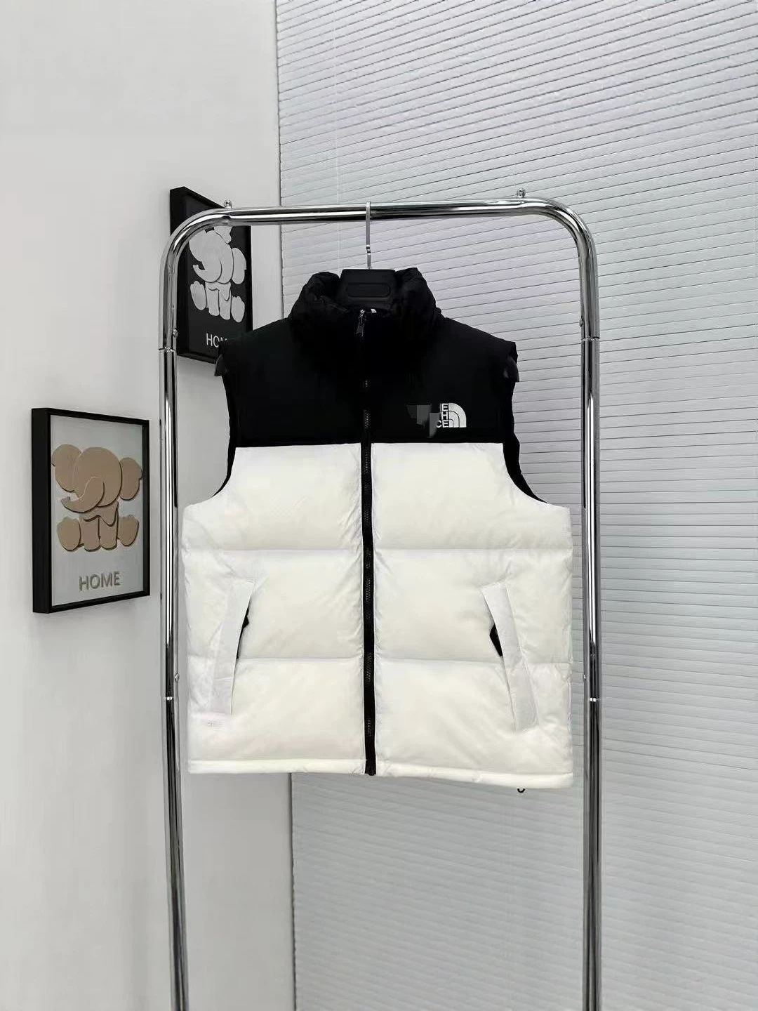 El mismo chaleco de algodón de cuello alto de la familia del norte, las mujeres se mantienen calientes en otoño e invierno, abrigos sin mangas, moda y chalecos de hombro de pareja. image 3