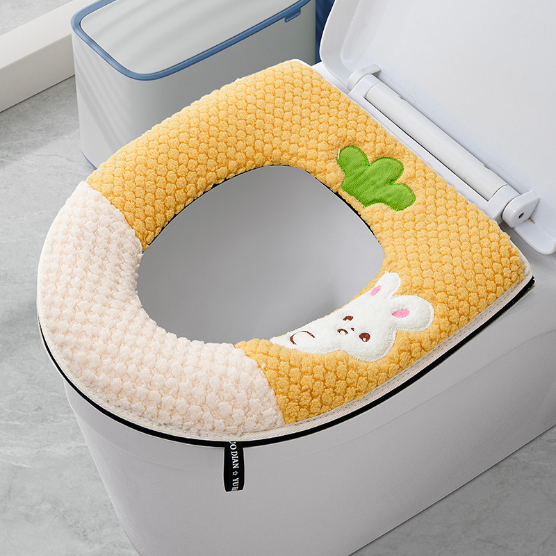 ダイコンのウサギは猫をよけて色にぶつかって手の便器を持ちます。|undefined
