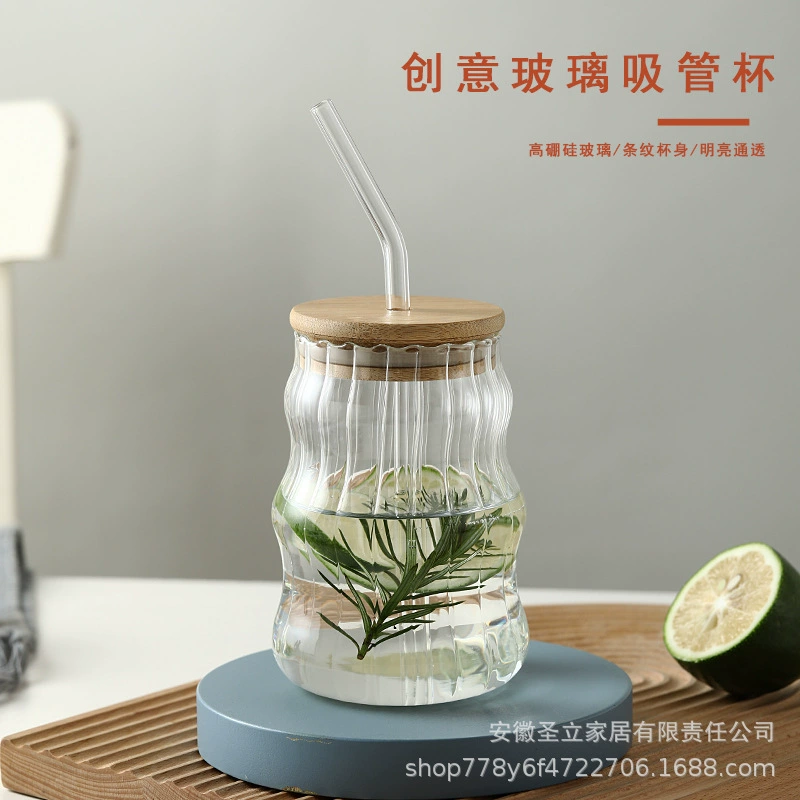 Кофейная стеклянная чашка Fat Dudu со straw ins, девушка с высоким уровнем привлекательности пьет холодную воду, напиток молочная чашка