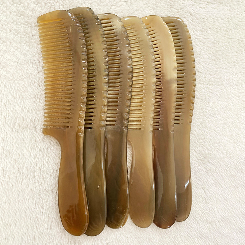 ショートヘアの長い柄の男性の髪を櫛にして、牛の角の櫛を整えます。|undefined
