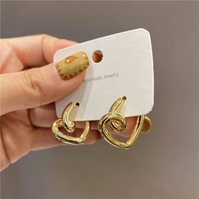 Fashion Simple Geometric Twisted Heart Pattern Metal Earrings Female display picture 2