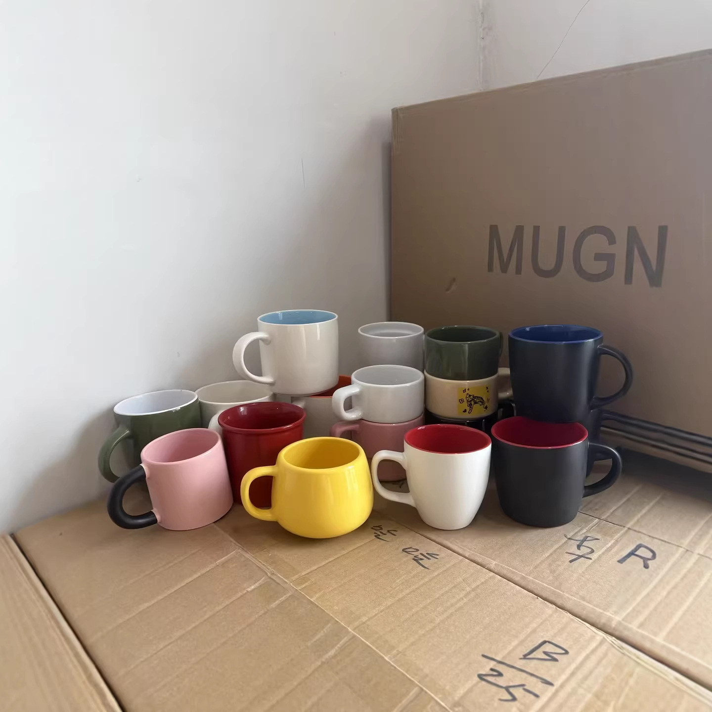 Fabricantes de tazas de marca LOGO tazas de recubrimiento personalizadas publicidad personalizada tazas de regalo de cerámica de hotel comercio exterior al por mayor