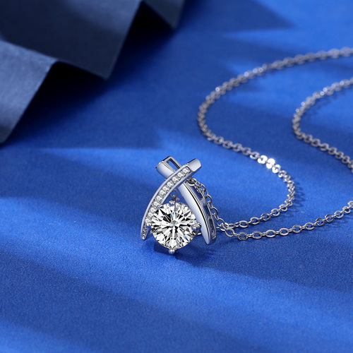 Women's Simple Elegance Diamond-embellished Cross Four-claw 2-carat Necklace, Korean Style, Lockchain, Dropshipping One Piece