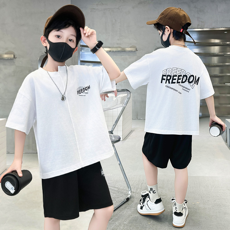 Zomer set voor jongens met t-shirt en korte broek_voghion.com