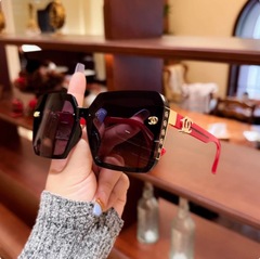 新型の軽豪華ファッションの経典の四角のサングラスの女性の紫外線を防ぐ日よけの気質の丸い顔の大きい顔はやせているサングラスを現します。