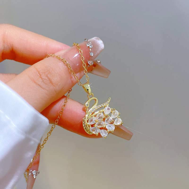 Collana con cigno e cristalli in acciaio titanio per donna_voghion.com