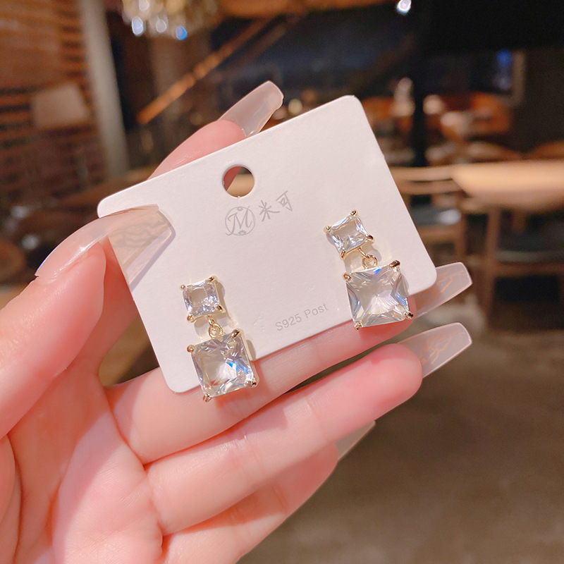 Mikroeingelegte Zirkonkristallohrringe Im Koreanischen Stil Einfache Quadratische Ohrringe Großhandel display picture 4