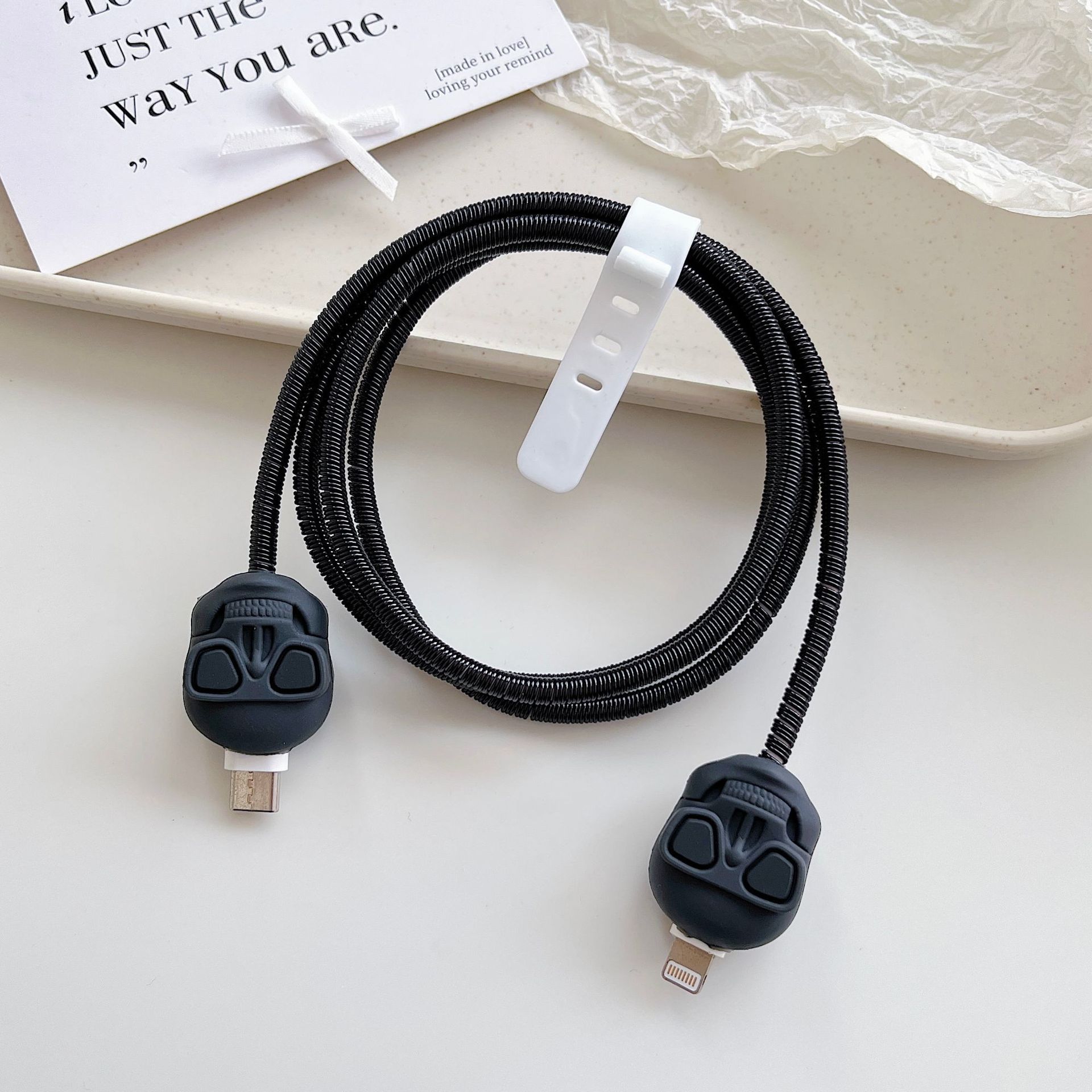 Amazon cartoon cable de datos cubierta adecuada para Apple Android cable de datos de carga rápida cuatro piezas en stock al por mayor