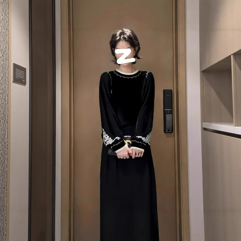 Palace Velvet French Shirt 2025 Autumn Plus Size for Curvy Women, New Elegant Black Round Neck Embroidered Top