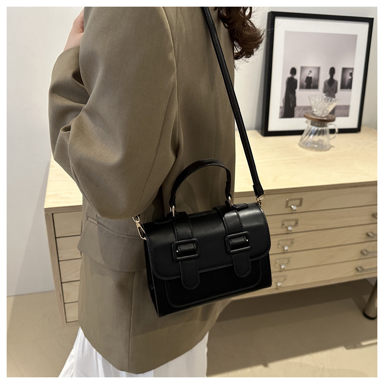 A new 2024 trendy and retro single-shoulder crossbody small square bag for girls, a niche British-style handbag undefined