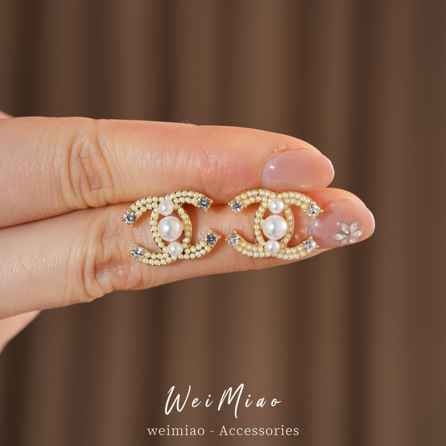 Aguja de plata con diamantes doble C perla personalidad femenina exquisita moda pendientes de viaje ligero de lujo alta sensación de pendientes al por mayor