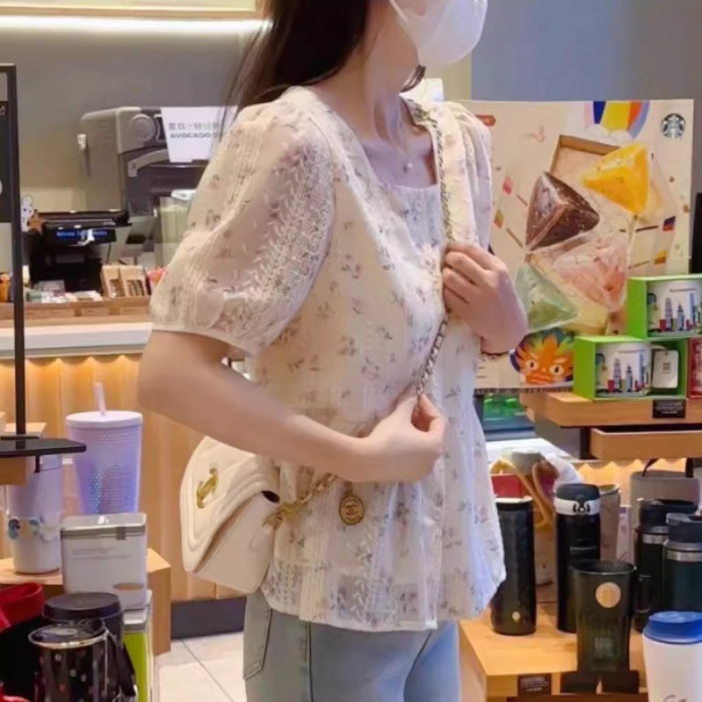 Áo sơ mi nữ cổ vuông ren tay phồng họa tiết hoa nhỏ dáng ngắn — Hoa nhỏ chi tiết 9